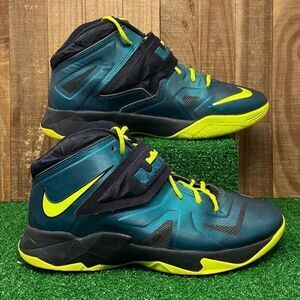 Nike 599818-300 Lebron 7 Soldier Green Basketball Shoes Sneakers Kids SZ 6.5 Y